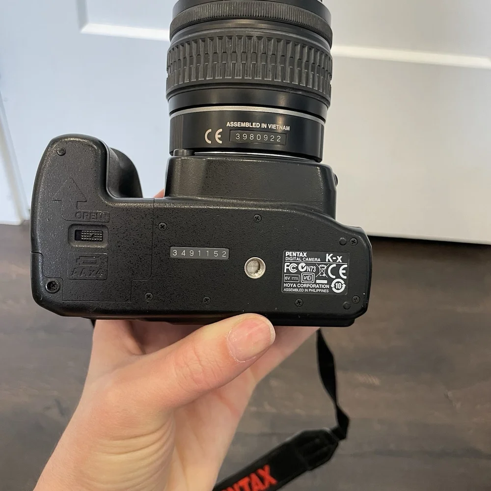 Pentax K-x 12.4mp Digital SLR w/ SMC Pentax DAL 18-55mm f/3.5-5.6 Lens Kit DSLR